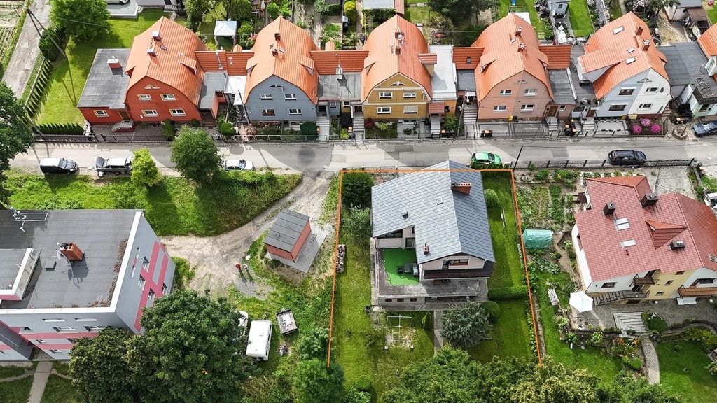 Dom z garażem, ogrodem i panoramicznymi widokami