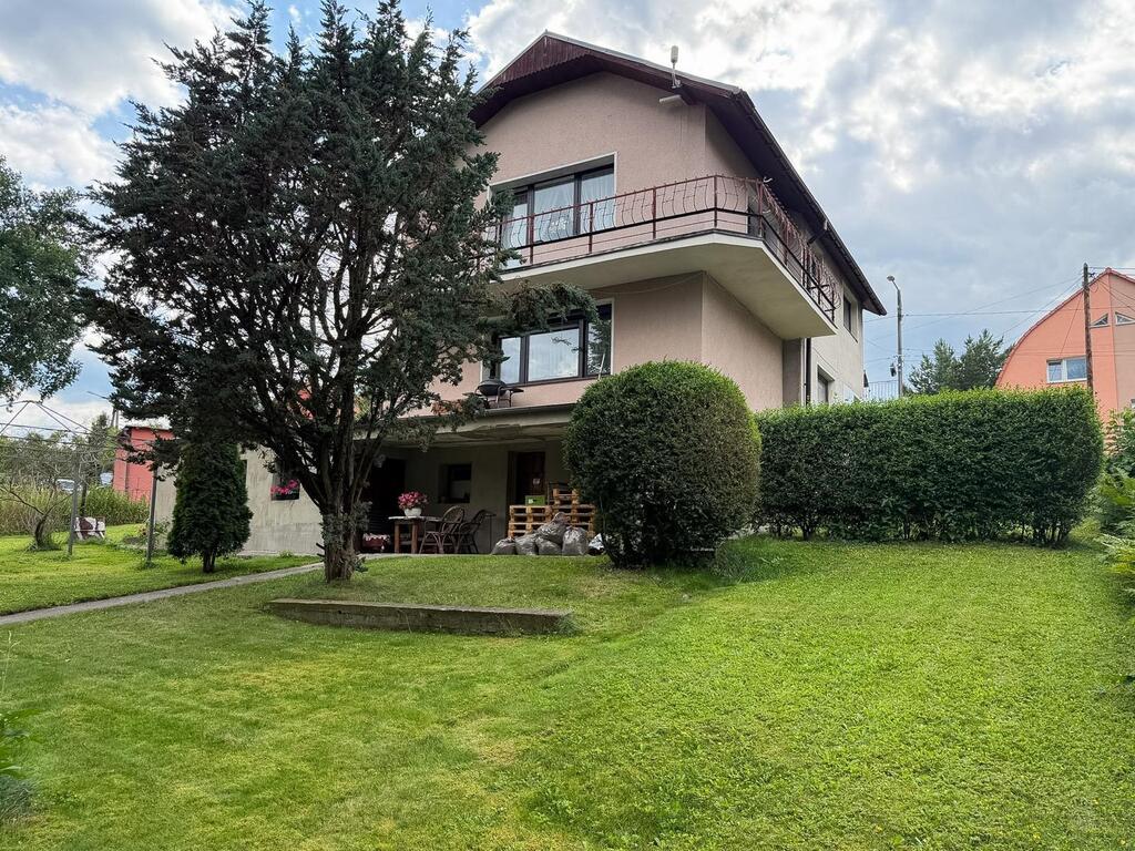 Dom z garażem, ogrodem i panoramicznymi widokami