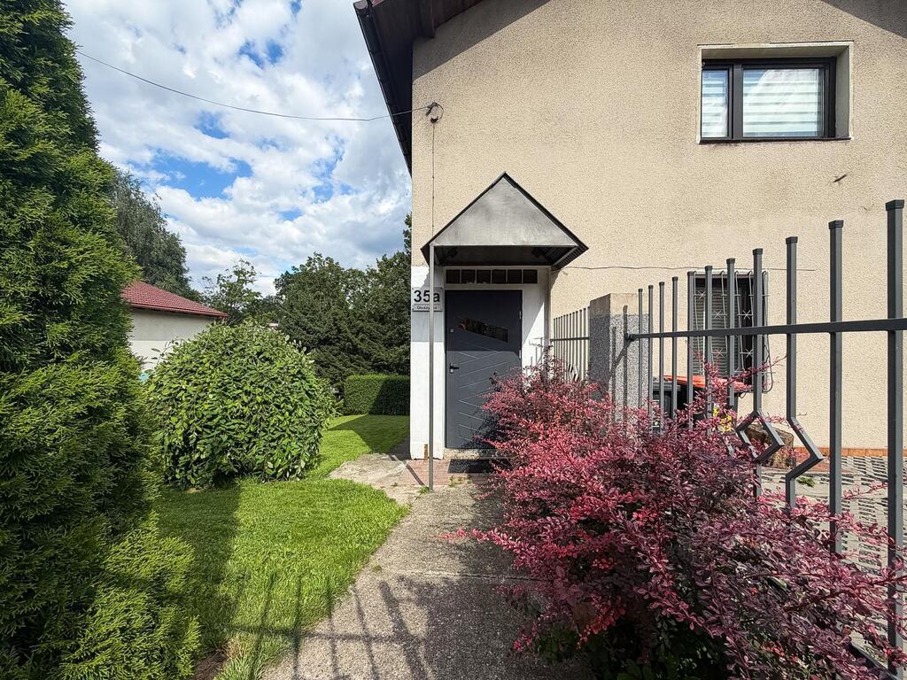 Dom z garażem, ogrodem i panoramicznymi widokami