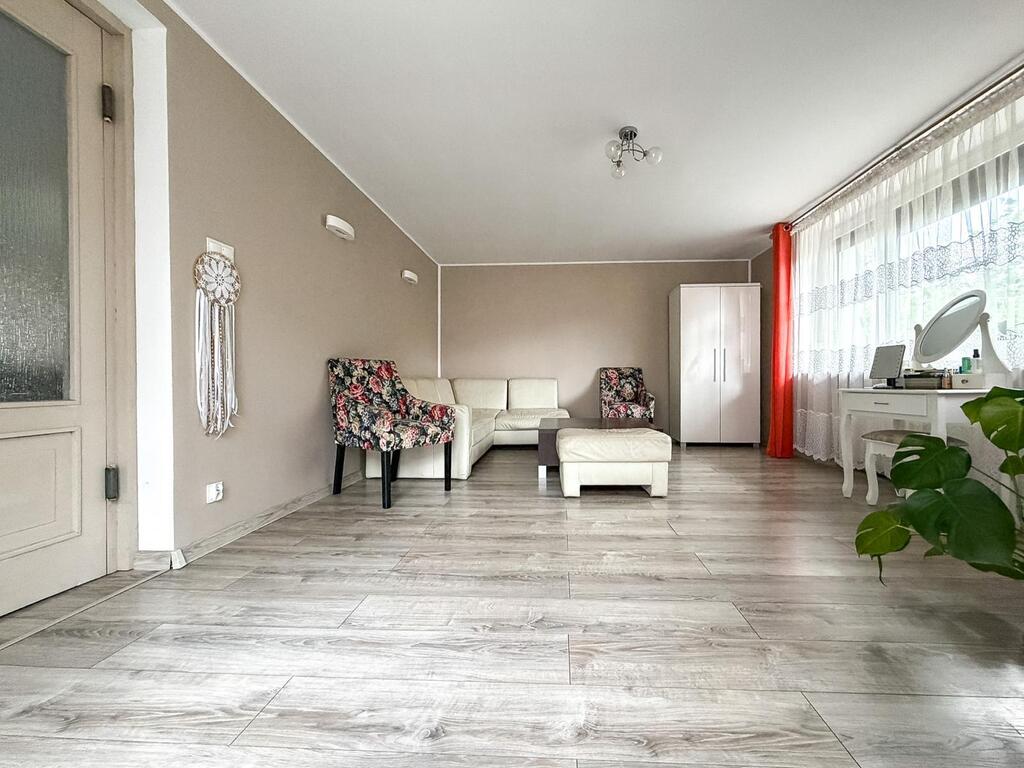 Dom z garażem, ogrodem i panoramicznymi widokami