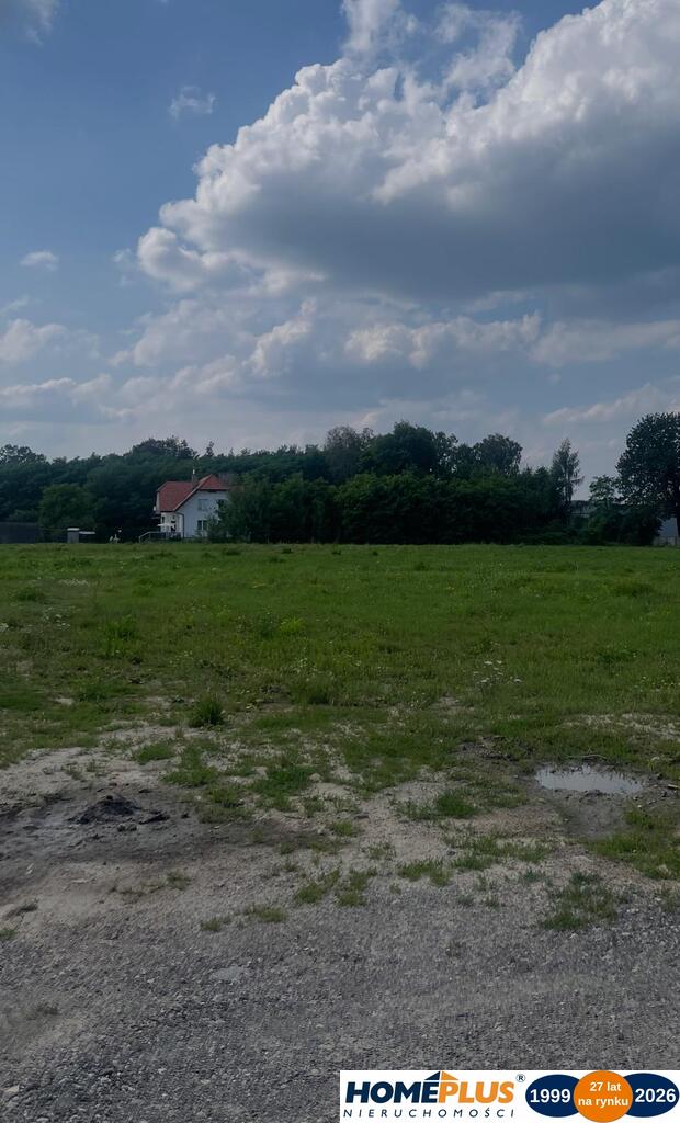 Działka 2323 m² pod dom i usługi.