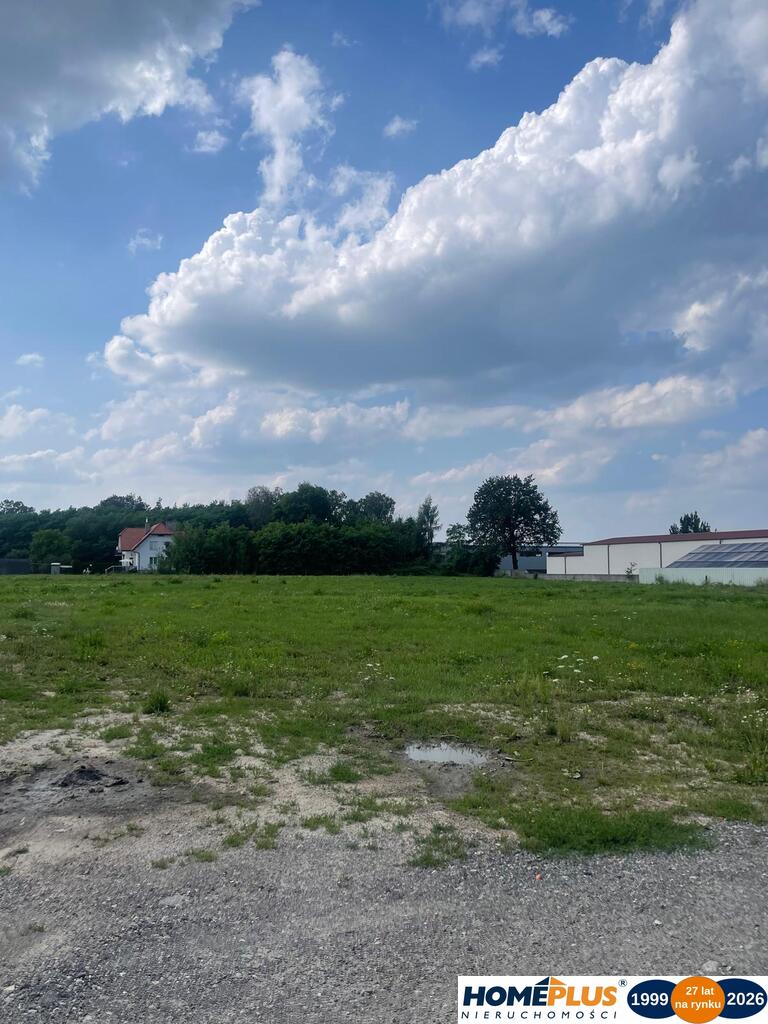 Działka 2323 m² pod dom i usługi.