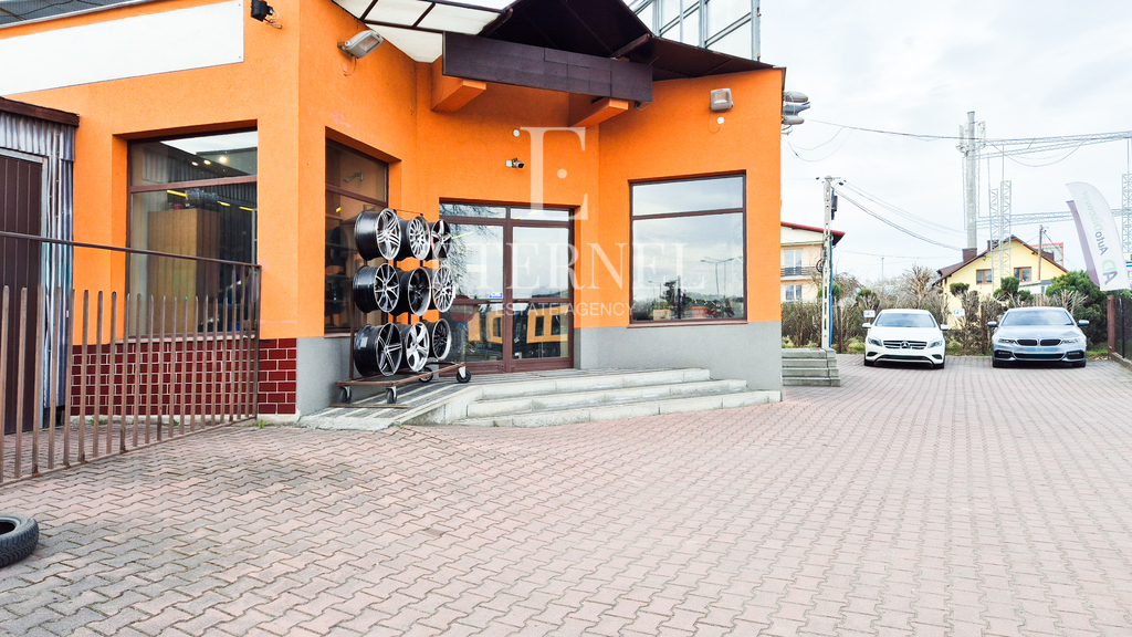 Lokal wolnostojący 334m2 + 6 m.parkingowych