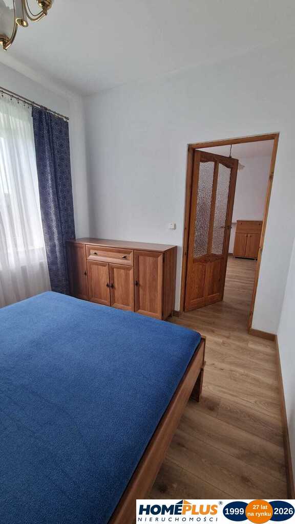 Dom z kominkiem, ogrodem i garażem.