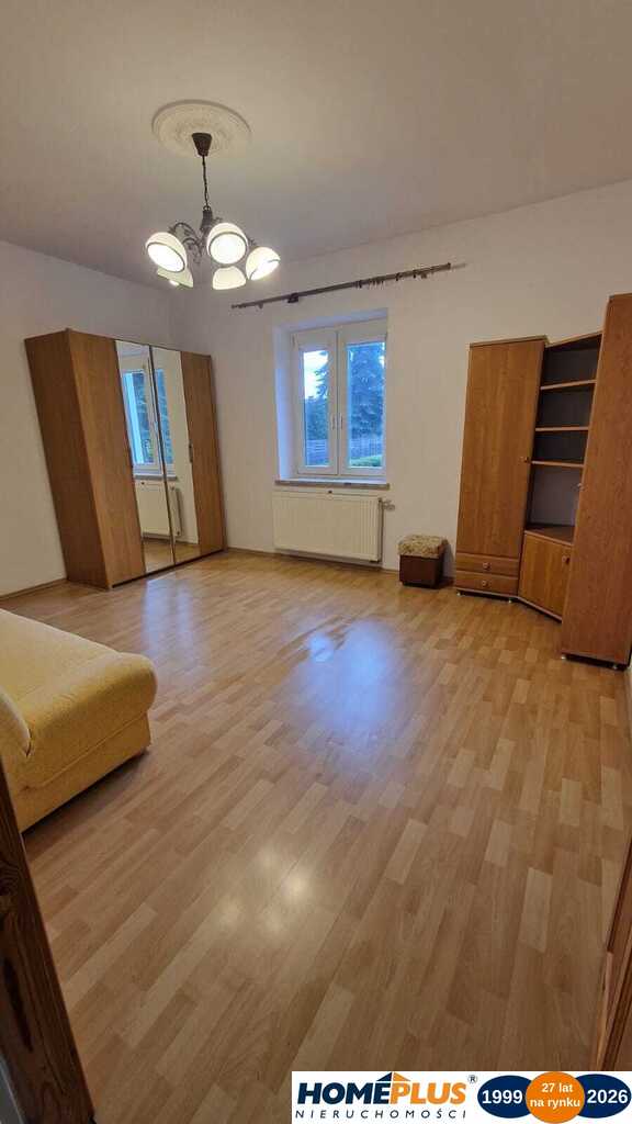 Dom z kominkiem, ogrodem i garażem.