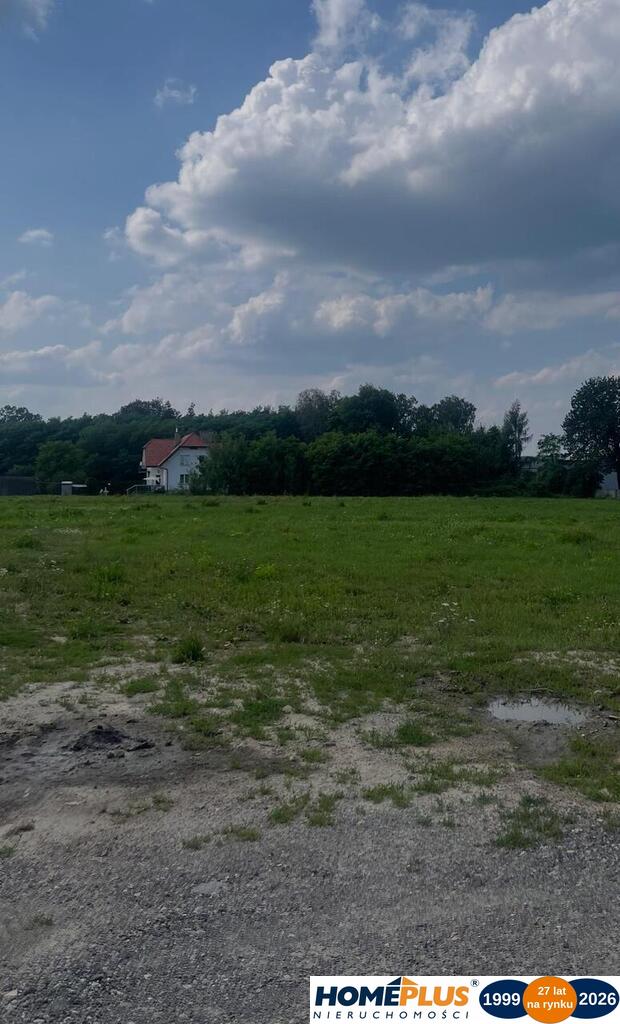 Działka 2323 m² pod dom i usługi.
