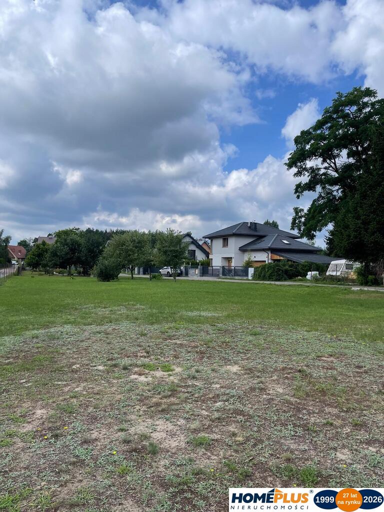 Działka 738 m², zabudowa mieszkaniowa + usługi.