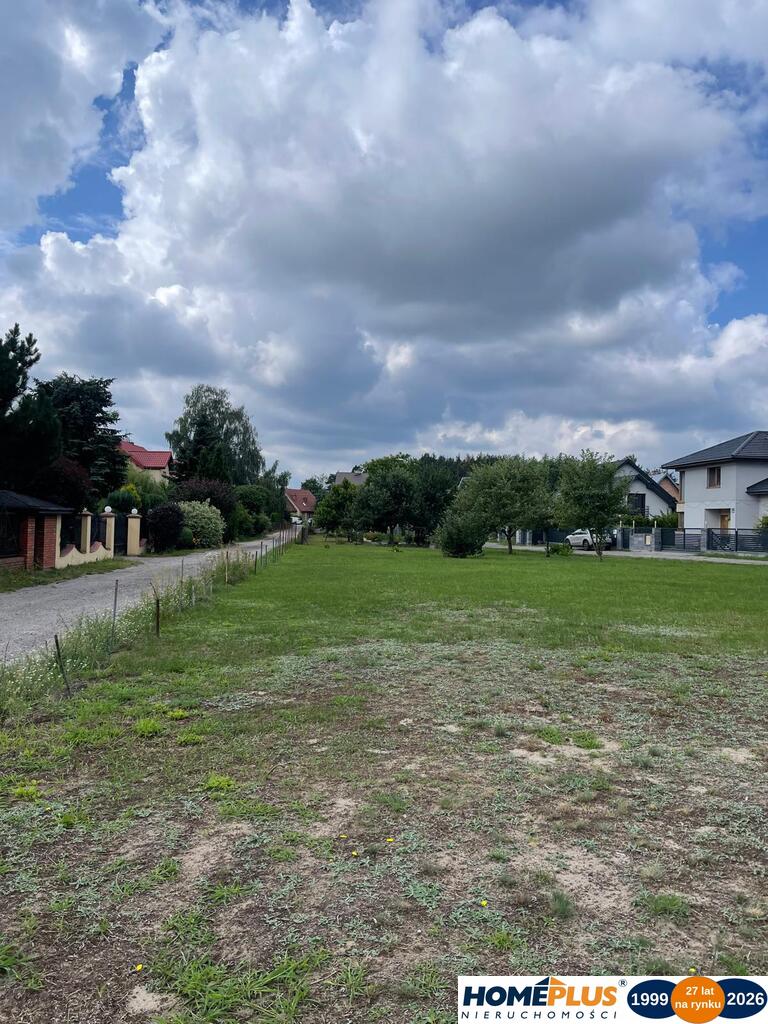 Działka 738 m², zabudowa mieszkaniowa + usługi.