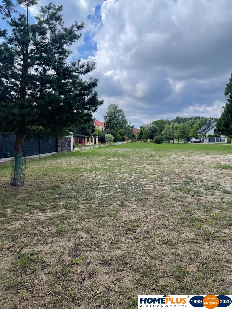 Działka 738 m², zabudowa mieszkaniowa + usługi.