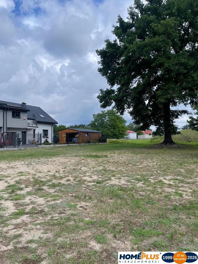 Działka 738 m², zabudowa mieszkaniowa + usługi.
