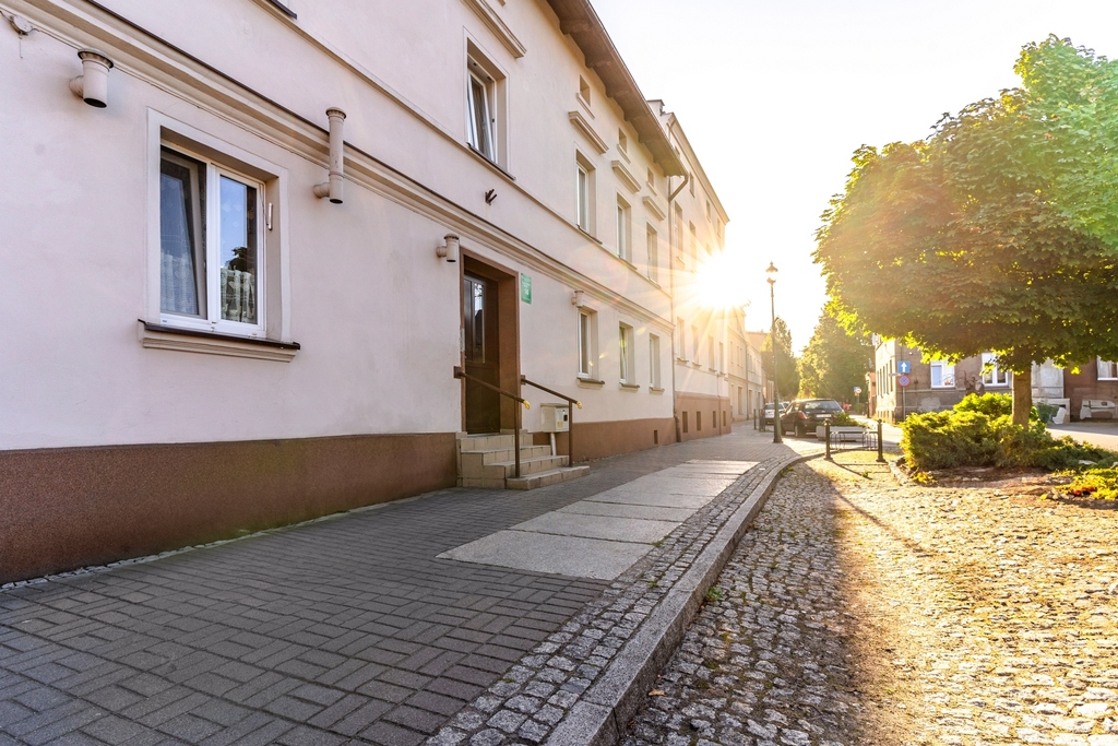 Zamieszkaj w centrum, 2 garaże i podwórko