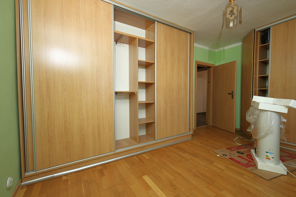 Dom szeregowy 220 m², dwa mieszkania, ogród, garaż