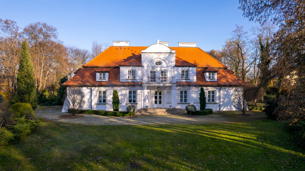 Zabytkowy zespół dworsko-parkowy wraz ze stadniną