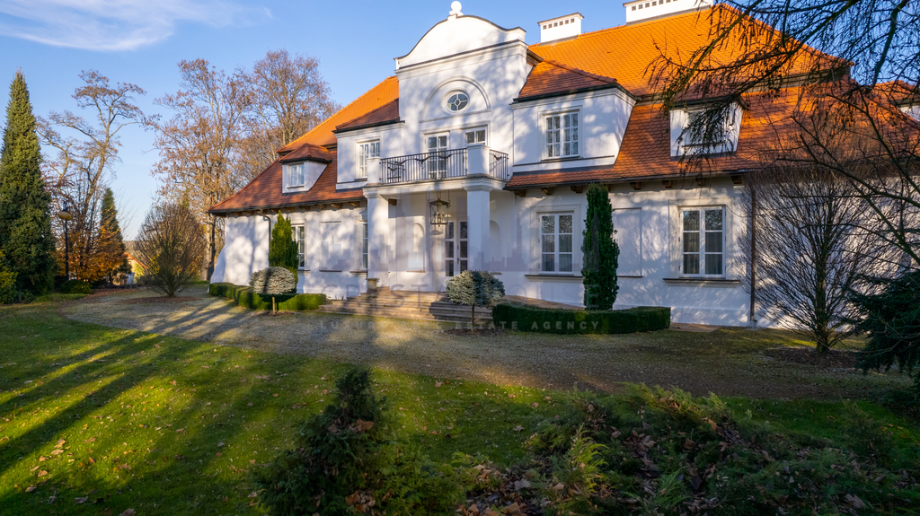 Zabytkowy zespół dworsko-parkowy wraz ze stadniną