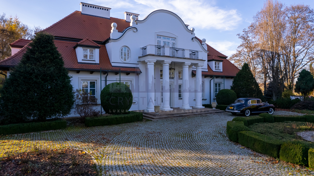 Zabytkowy zespół dworsko-parkowy wraz ze stadniną