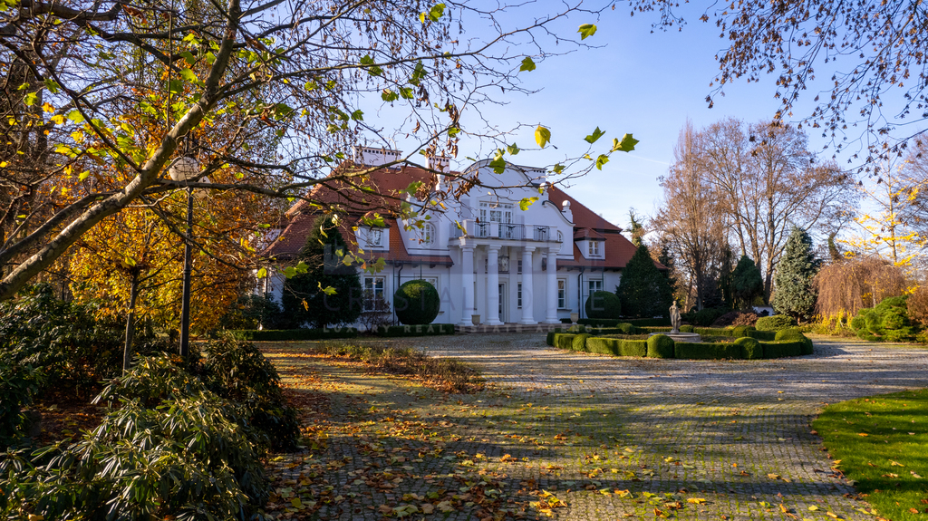 Zabytkowy zespół dworsko-parkowy wraz ze stadniną