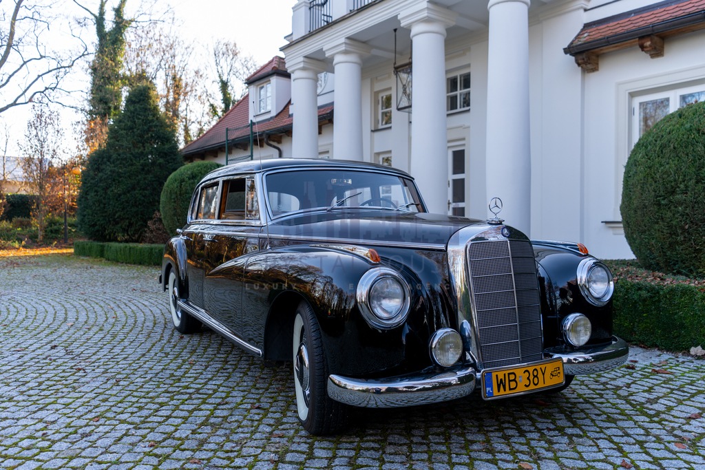 Zabytkowy zespół dworsko-parkowy wraz ze stadniną