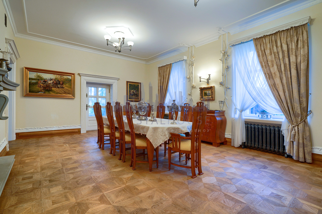 Zabytkowy zespół dworsko-parkowy wraz ze stadniną