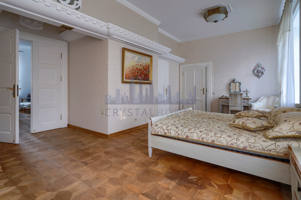Zabytkowy zespół dworsko-parkowy wraz ze stadniną