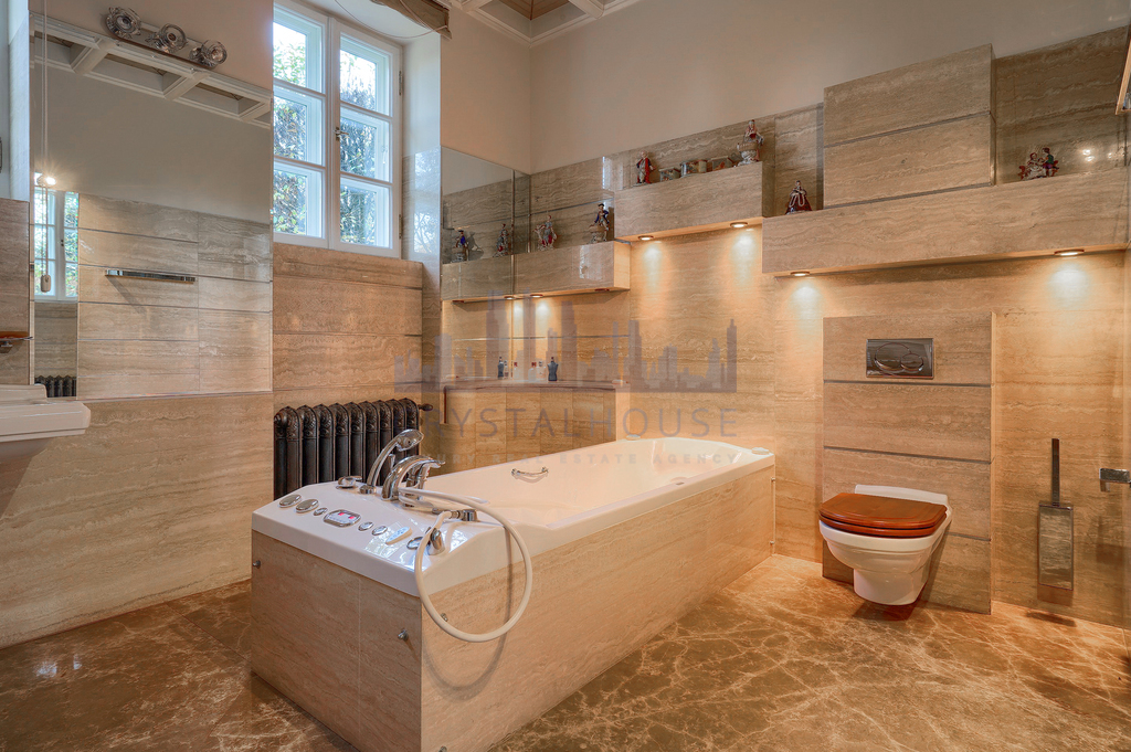 Zabytkowy zespół dworsko-parkowy wraz ze stadniną