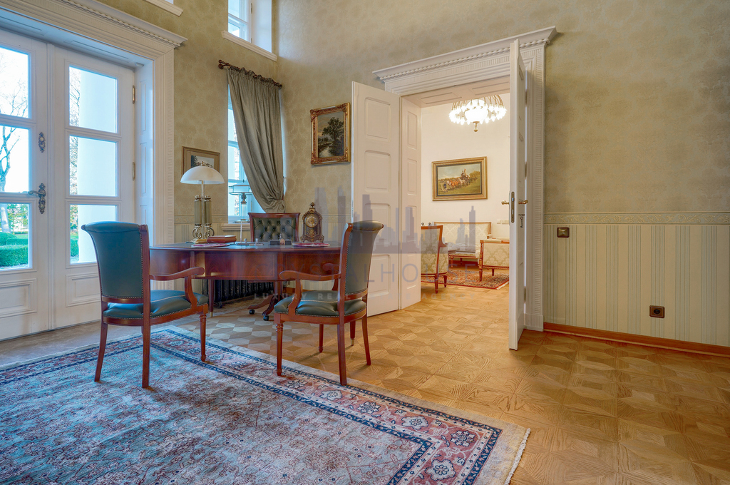 Zabytkowy zespół dworsko-parkowy wraz ze stadniną