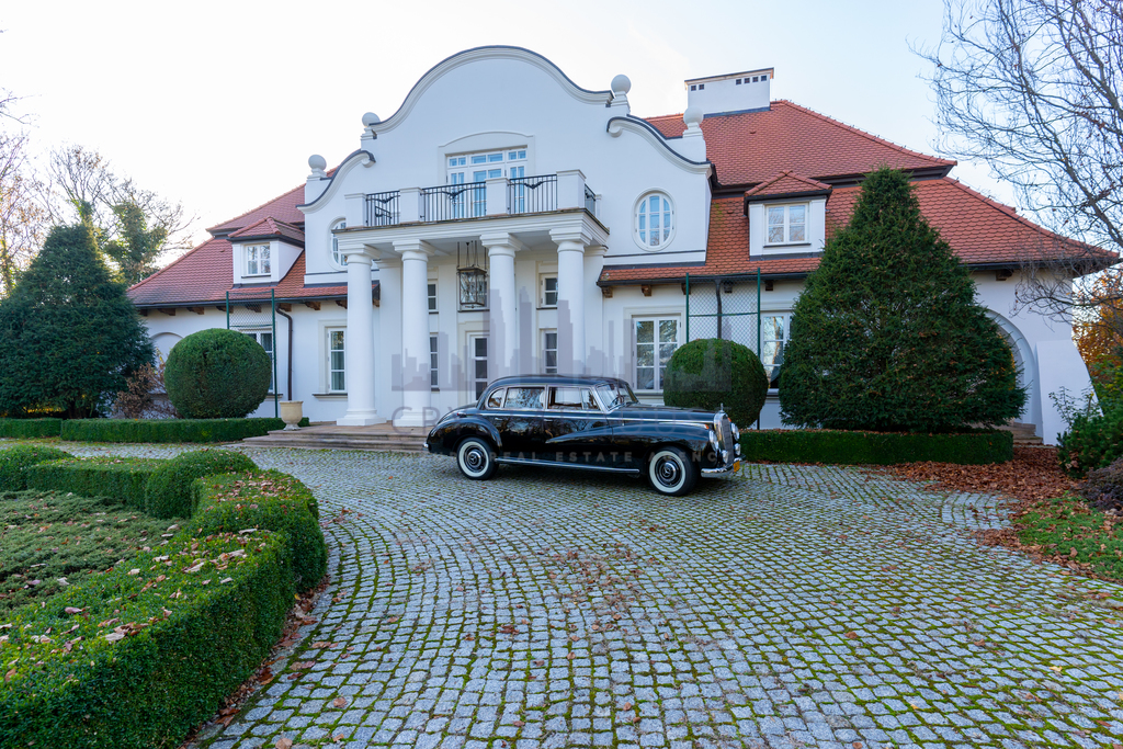 Zabytkowy zespół dworsko-parkowy wraz ze stadniną
