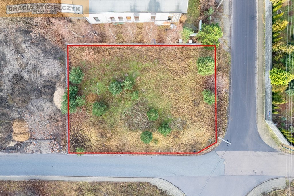 Dobrze skomunikowana działka z mediami w ulicy