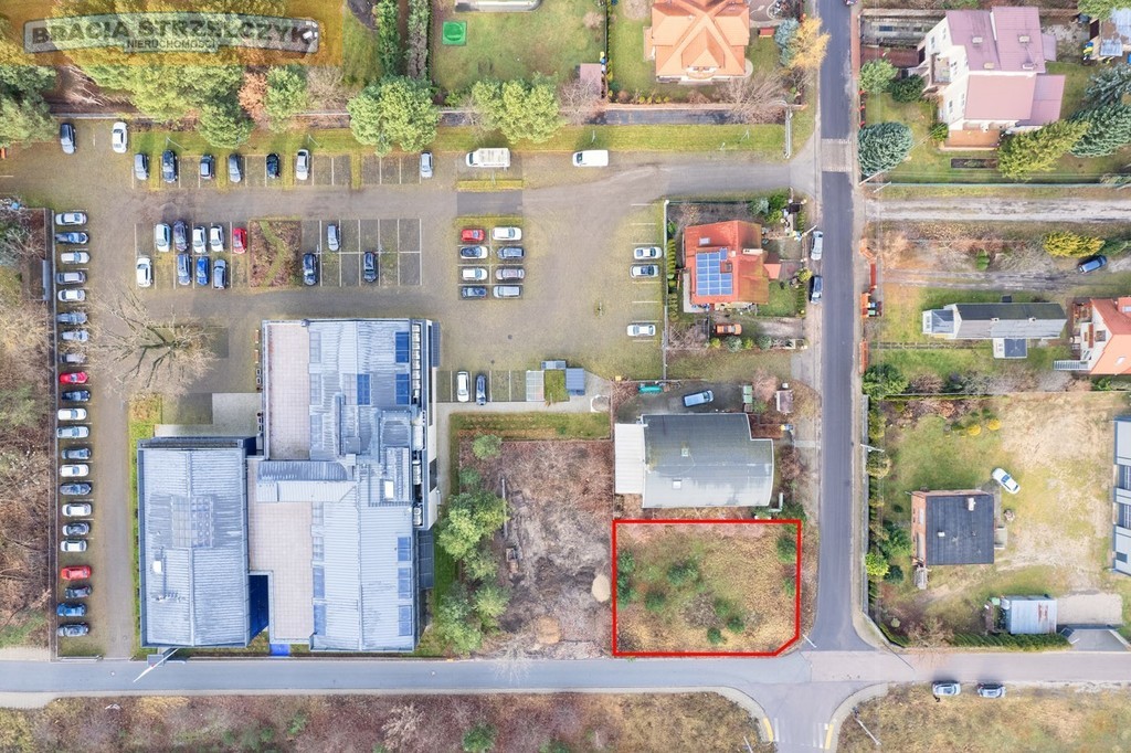 Dobrze skomunikowana działka z mediami w ulicy