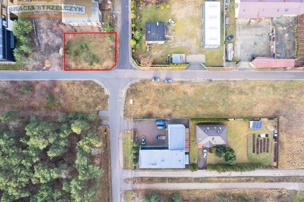 Dobrze skomunikowana działka z mediami w ulicy