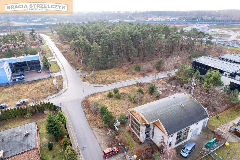 Dobrze skomunikowana działka z mediami w ulicy