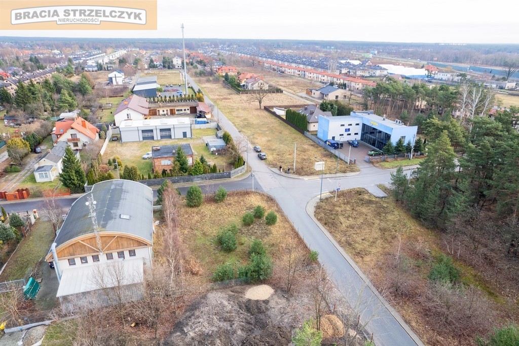 Dobrze skomunikowana działka z mediami w ulicy