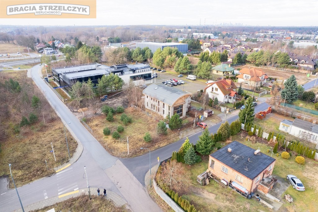 Dobrze skomunikowana działka z mediami w ulicy