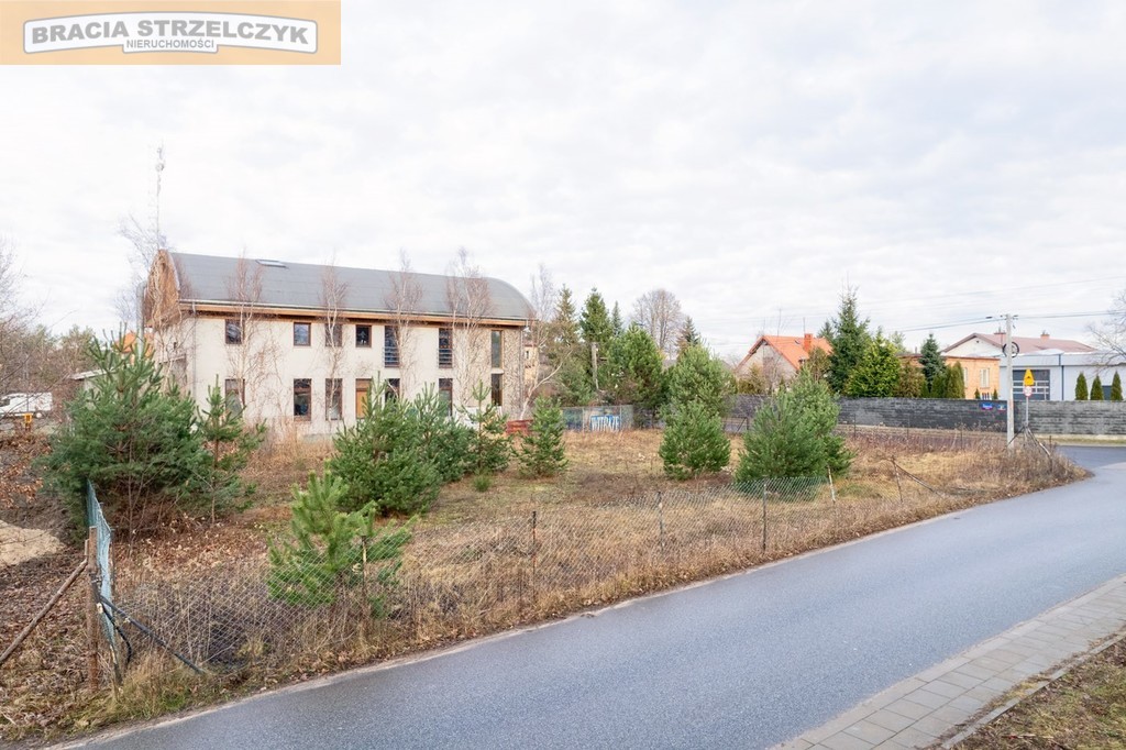 Dobrze skomunikowana działka z mediami w ulicy