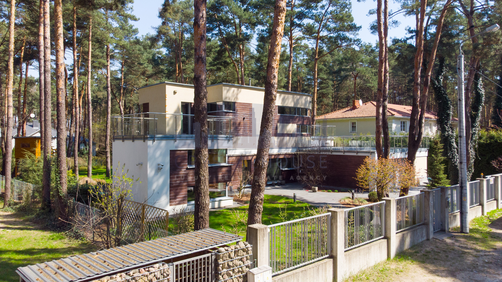 Dom w otoczeniu lasu - miejsce na fitnes/kino/spa