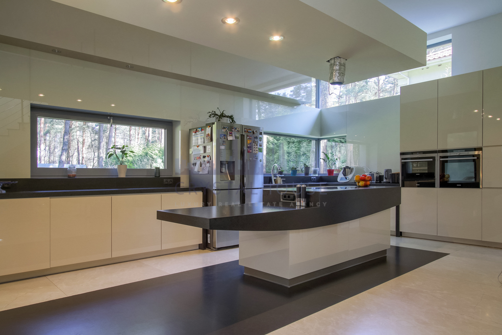 Dom w otoczeniu lasu - miejsce na fitnes/kino/spa