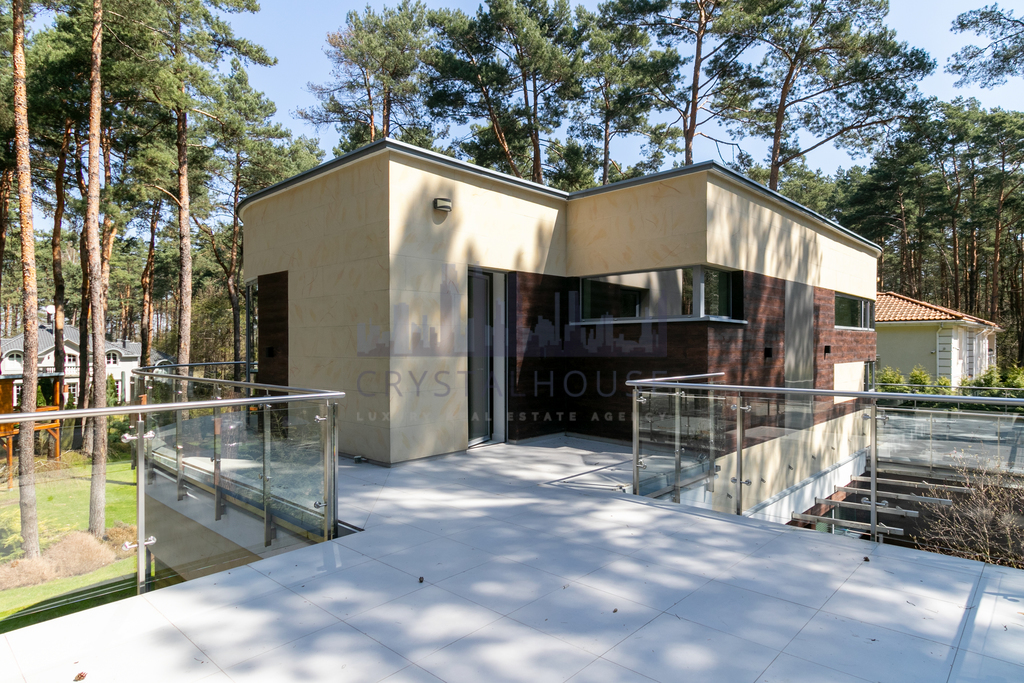 Dom w otoczeniu lasu - miejsce na fitnes/kino/spa